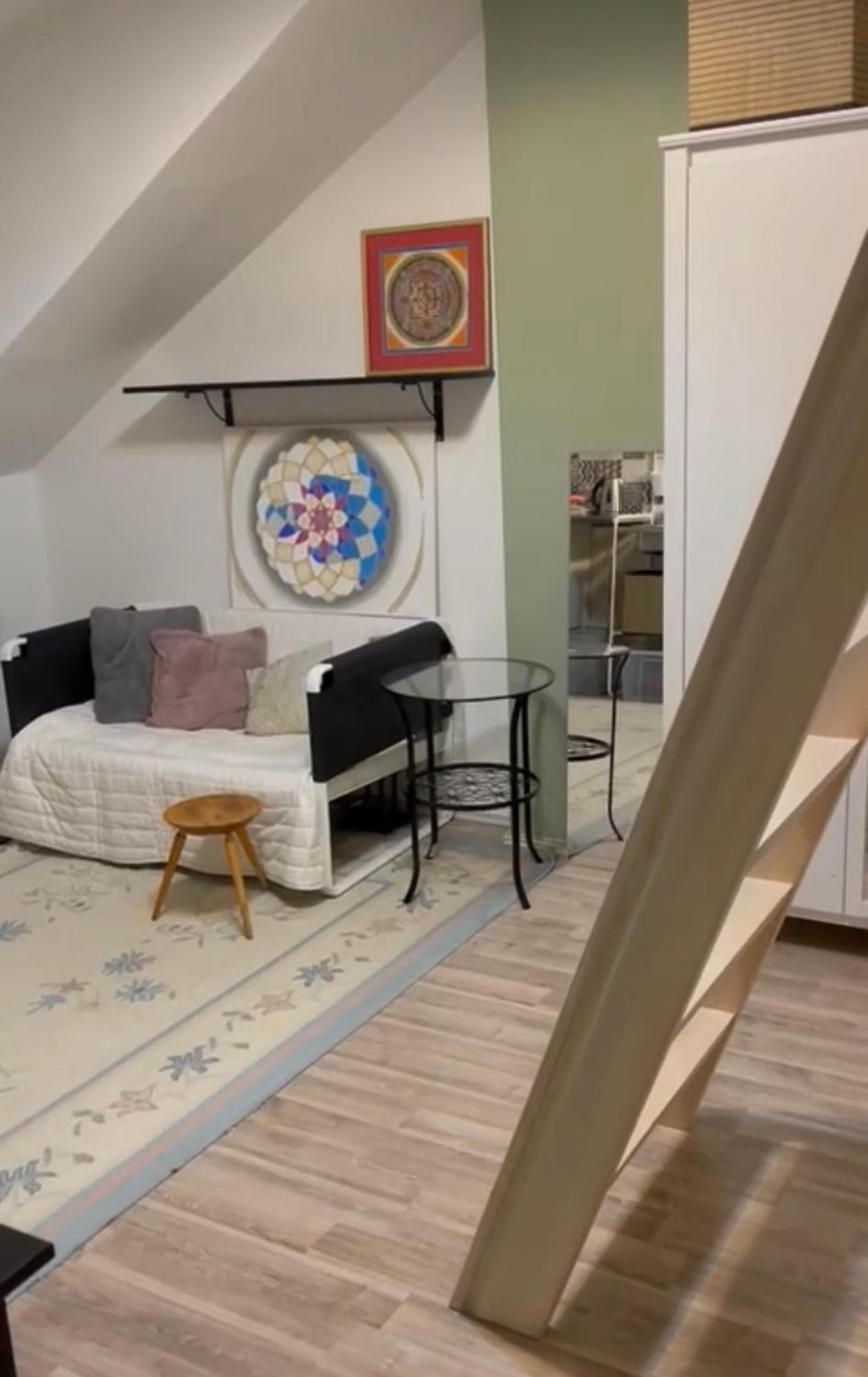 Homestay Flat With Heart And Art